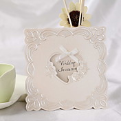 Invitación de la boda en relieve floral clásico con boeknot (juego de 50)