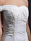  une ligne de hors-la-épaule tribunal train robe de mariée en satin